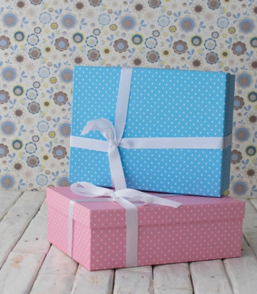 Cajas para regalos bebé: azul y rosa a topos. Canastillas personalizadas