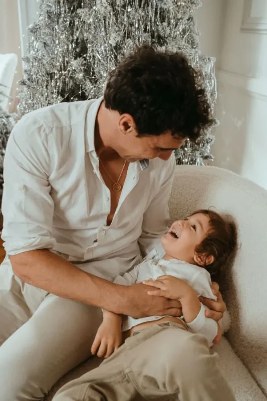 como hacer una sesión de fotos de navidad en familia fotos navideñas en familia consejos y poses divertidas