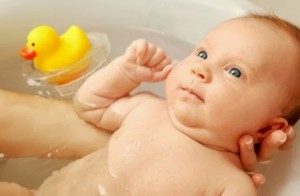 cómo bañar a un bebé