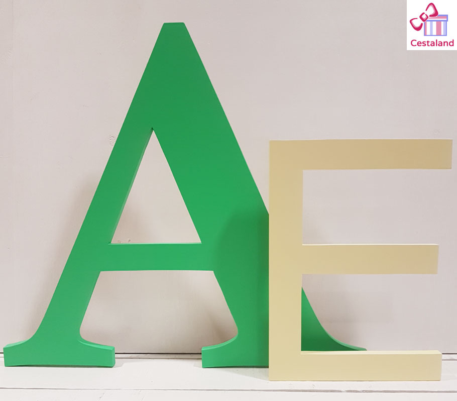 letras A E iniciales en madera