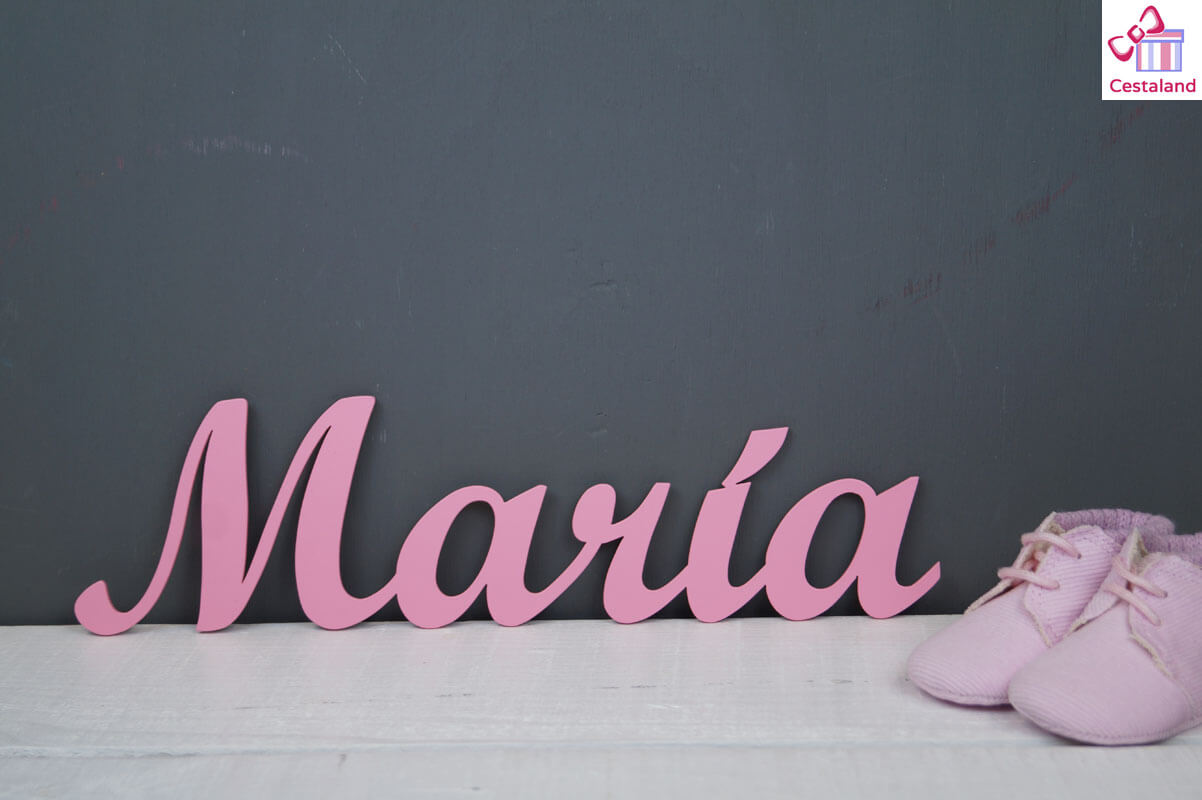María en letras de madera rosa