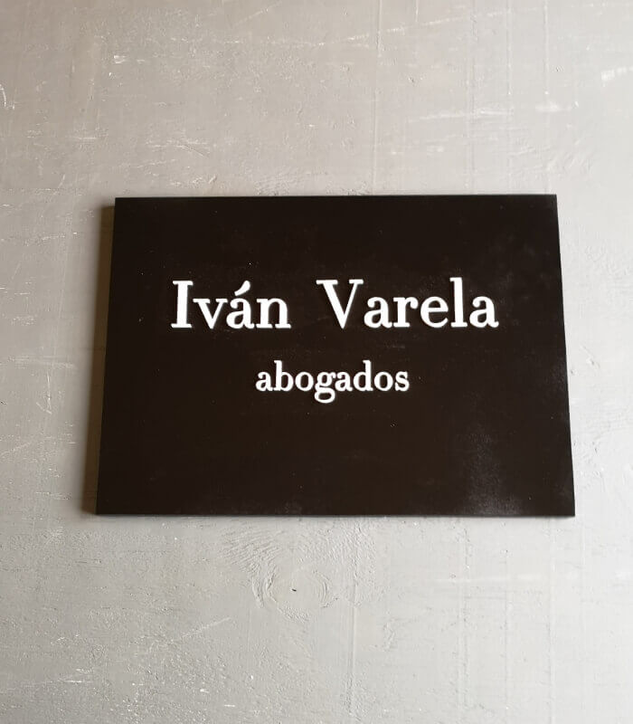placa madera personalizada Iván varela abogados